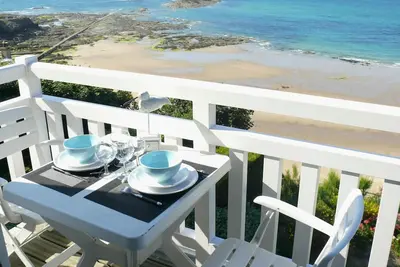 Image de Appartement de caractère dans villa du 20ème siècle - Vue de mer exceptionnelle