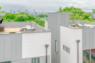 Image de Charming & Spacious Nouveau Maison de ville moderne avec toit