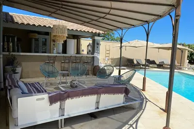 Image de Belle maison rénovée avec jardin, terrasses, piscine, cuisine d'été, vue 360°