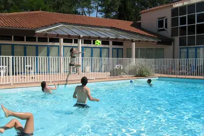 Image de Studio avec piscine et belle terrasse bois donnant sur forêt de pins