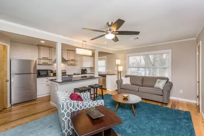 Image de Magnifique appartement récemment rénové avec lit King, parking, buanderie et plus encore!