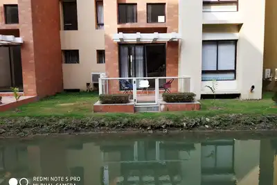 Image de Un appartement de 3 chambres sur deux niveaux avec un grand salon et salle à manger.