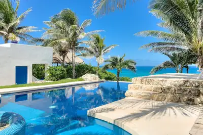 Image de Luxury Ocean Front Villa, 6br (12 pax) Petit déjeuner inclus + piscine à débordement