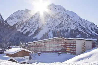 Image de Décor moderne, balcon. magnifique vue sur la montagne en été - Bergbahnticket inc.