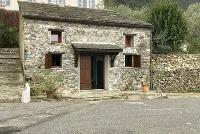 Loue charmante Casuccia en pierre dans un village typique Corse