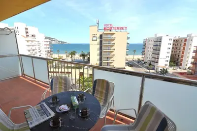 Image de Location de vacances à Roses avec climatisation et vue mer, appartement confortable à 50m de la plage. Réservez maintenant et profitez de la mer!