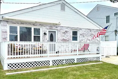 Image de Bungalow de plage confortable et ouvert! 1 bloc à l'océan!