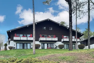 Image de Maison spacieuse avec cheminée, piscine partagée, vue sur le golf et accès - chiens bienvenus!