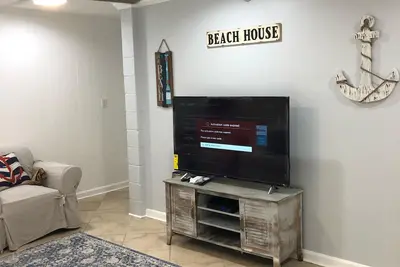 Image de Juste rénové condo près de la piscine, 2 courts de tennis à distance de marche de la plage!