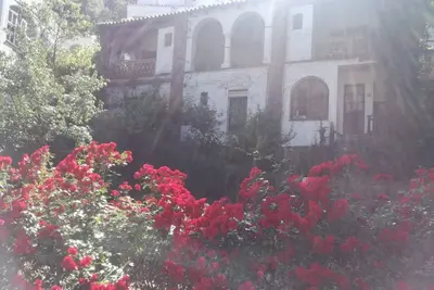 Image de Petite Maison Avec Cheminée Et Terrasse Dans Milieu Naturel