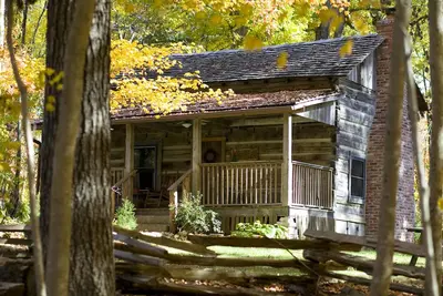 Cabane en bois rond d'époque 1860 dans le magnifique East Tennessee - Foust Cabin