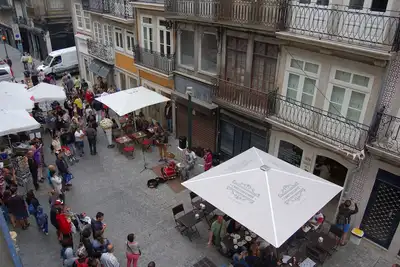 Image de Cozyspace avec beaucoup de lumière naturelle, situé dans le quartier le plus animé de Porto