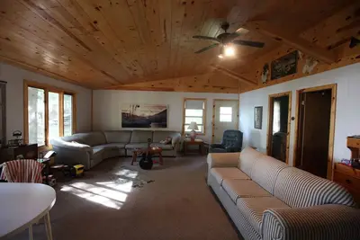 Image de Assis sur un Quai sur la Baie