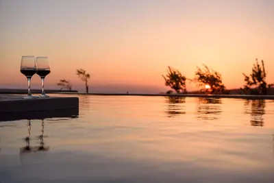 Image de Villa Queen Albus avec piscine privée et vue sur le coucher de soleil