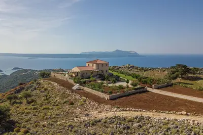 Aquila Villa, une nouvelle villa avec vue panoramique à couper le souffle et une grande piscine
