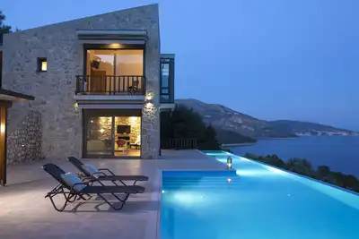 Image de Villa Massalia -Piscine à Débordement avec Vue Majestueuse sur la Mer