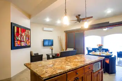 Image de Bienvenue à Sunrise Villa! Préparez-vous pour des vacances à la plage inoubliables!
