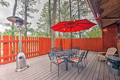 Image de Nouveau! Cabine Ruidoso moderne avec terrasse - Marche jusqu'au centre-ville