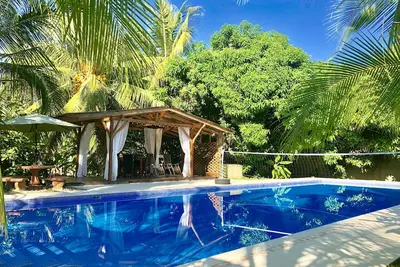 Image de Super studio avec piscine près de la queue de la baleine!