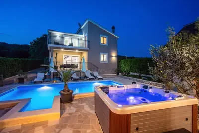Image de Villa de luxe Granny's Gold pour 8 personnes avec piscine privée, entièrement climatisée