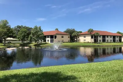 Image de Joyau caché - Situé dans la communauté de style balnéaire de Shorewalk Villas