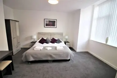 Image de City Suites - 1 lit - un chester pouvant accueillir 4 personnes dans 1 chambre