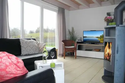 Image de Décoré avec goût et entièrement équipé avec jardin sur le lac