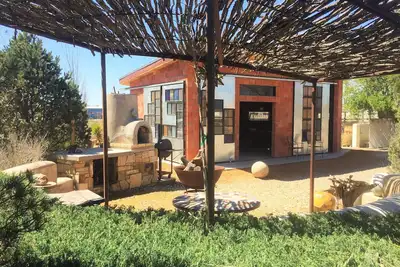 Image de Vivre comme un loft à Marfa avec une douche extérieure sexy