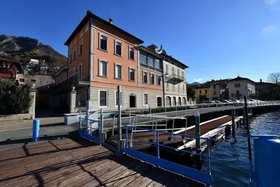 Image de Structure De Luxe Sur La Rive Au Lac De Marone