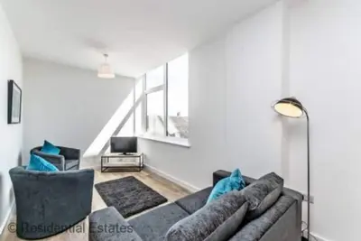 Image de City Suites - 1 lit - un chester pouvant accueillir 4 personnes dans 1 chambre