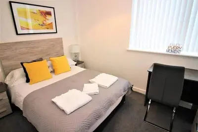 Image de City Suites - 1 lit - un chester pouvant accueillir 2 personnes dans 1 chambre