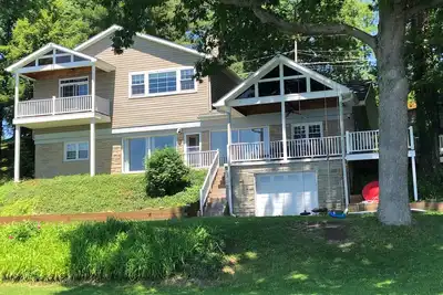 Image de Grande maison familiale au bord du lac sur le lac Conneaut, en Pennsylvanie