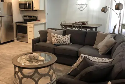 Image de Emplacement idéal pour les locations à la semaine ou au week-end! Promenade facile aux événements sportifs.