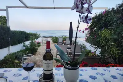 Image de Maison pieds dans l'eau, face Ă la mer, dans un village calme - Wifi