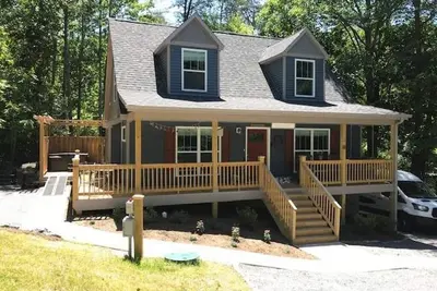 Image de Bluebird Hideaway: 1 acre privé, bain à remous et animaux acceptés!