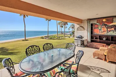 Image de Rez-de-chaussée! Étapes du patio privé à la plage, piscines, bar dans la piscine, jacuzzis!