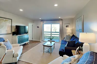 Image de Complexe riverain, 3 piscines, vue sur l'eau