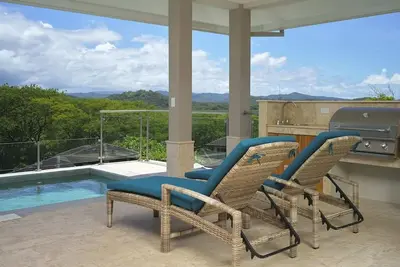 Image de Luxe 5 chambres avec vue de classe mondiale dans la communauté Oceanfront Luxe / Beach Club