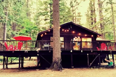 Image de Cabane de vacances pittoresque et amusante Blue Lake Springs Ă Arnold, Ca