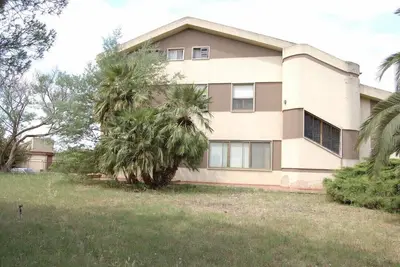 Image de Villa entourée de verdure avec piscine et court de tennis