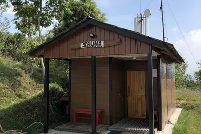 Image de Cadre accueillant de style suisse sur une colline avec une cuisine délicieuse