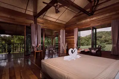 Image de Loft élégant en longhouse en bois sur pilotis