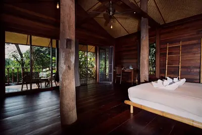 Image de Maison en bois sur pilotis unique