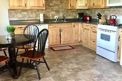Image de Charmante maison près de Palmer avec bain à remous!