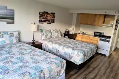 Image de Des studios attenants récemment rénovés pouvant accueillir jusqu'à six ou sept personnes à Waikiki