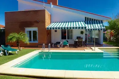 Image de Villa avec mobilier moderne, jardin pour 6 personnes