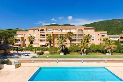 Image de F2 dans une résidence avec piscine proche plage