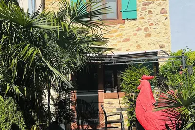 Image de Maison de vacances \"Gite & Jardin Le Coq Rouge\" située dans le centre