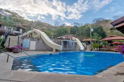 Image de Stand Alone Villa dans la communauté fermée, piscine et courte promenade de la plage