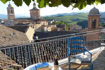 Un petit appartement avec une terrasse avec une vue imprenable
